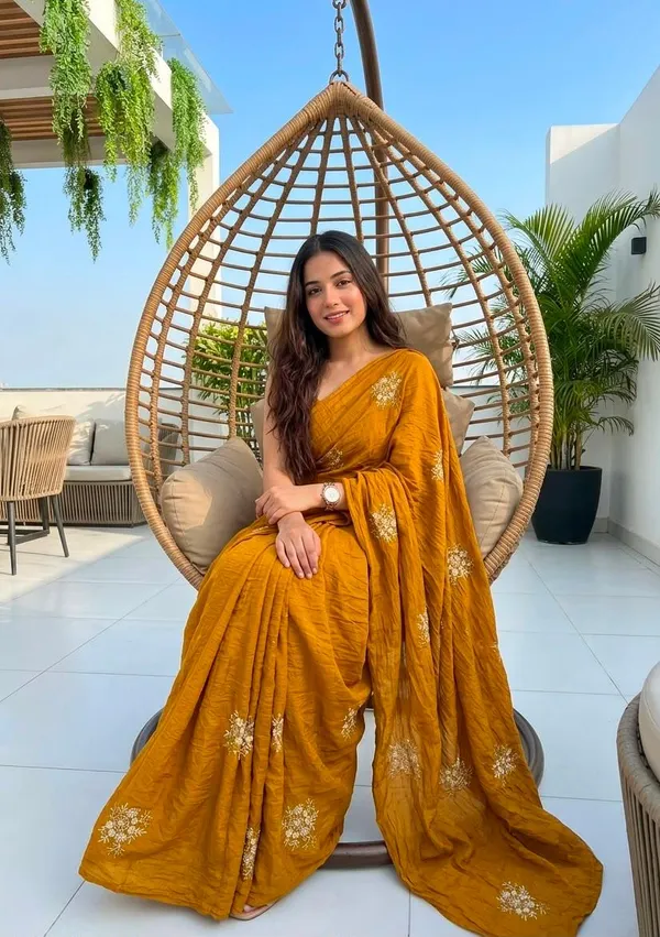 Soft_Crush_Silk_Embroidery_Dana_Cut_Work_Saree_With_Running_Blouse