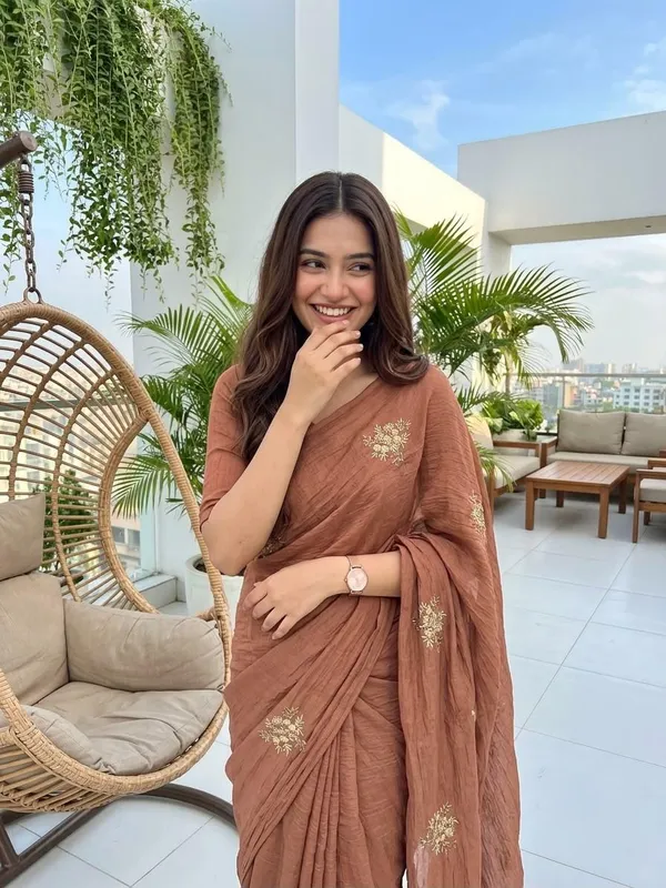 Tranding_Soft_Crush_Silk_Embroidery_Dana_Cut_Work_Saree_With_Running_Blouse
