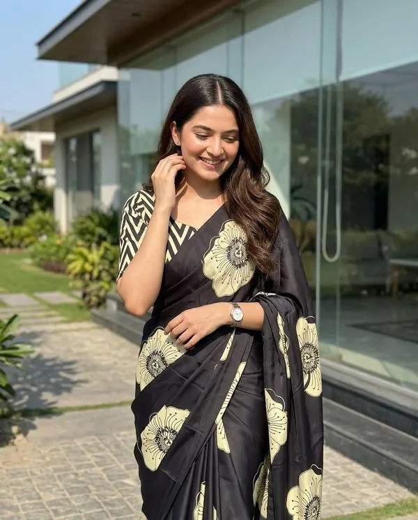 Floral_Print_Crepe_Silk_Party_Wear_Saree_With_Printed_Zig_Zag_Blouse