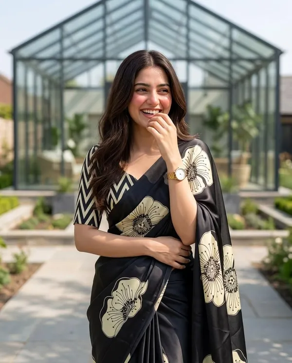 Floral_Print_Crepe_Silk_Party_Wear_Saree_With_Printed_Zig_Zag_Blouse