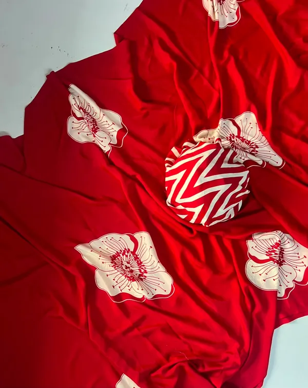 Floral_Print,_Geometric_Print_Daily_Wear_Crepe_Saree_with_Zig_Zag_Printed_Blouse_And_Running_Pallu