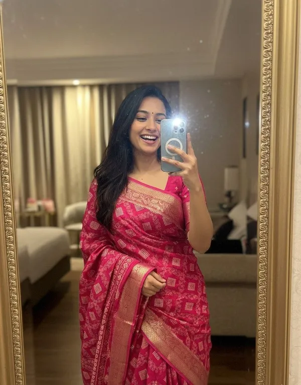 Pink_Pure_Silk_Woven_And_Geometric_Print_And_Floral_Print_And_Self_Design_Saree_For_Women