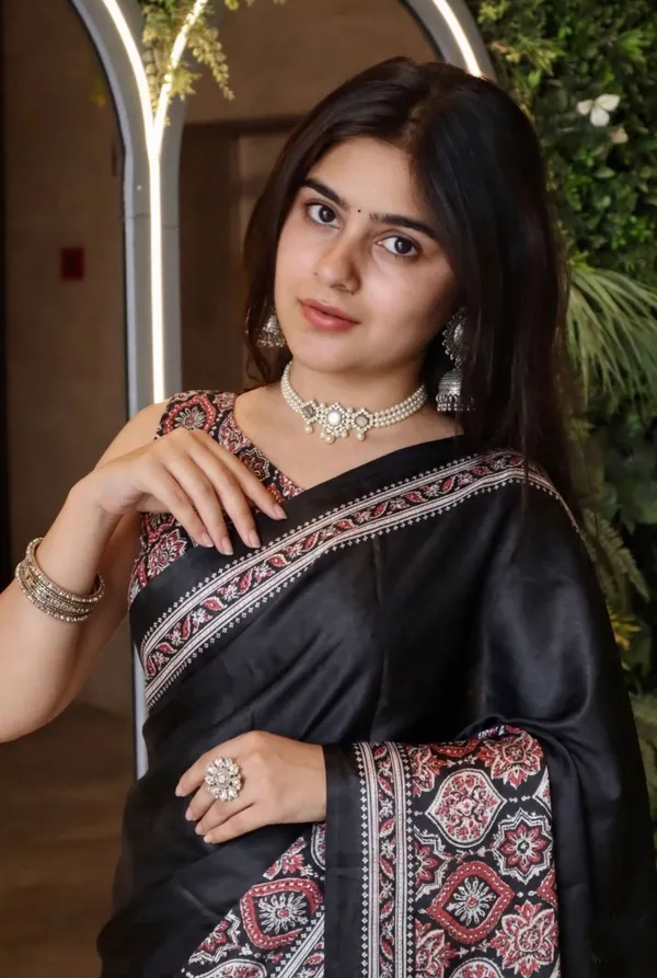 Black_Crepe_Printed_Saree_For_Women