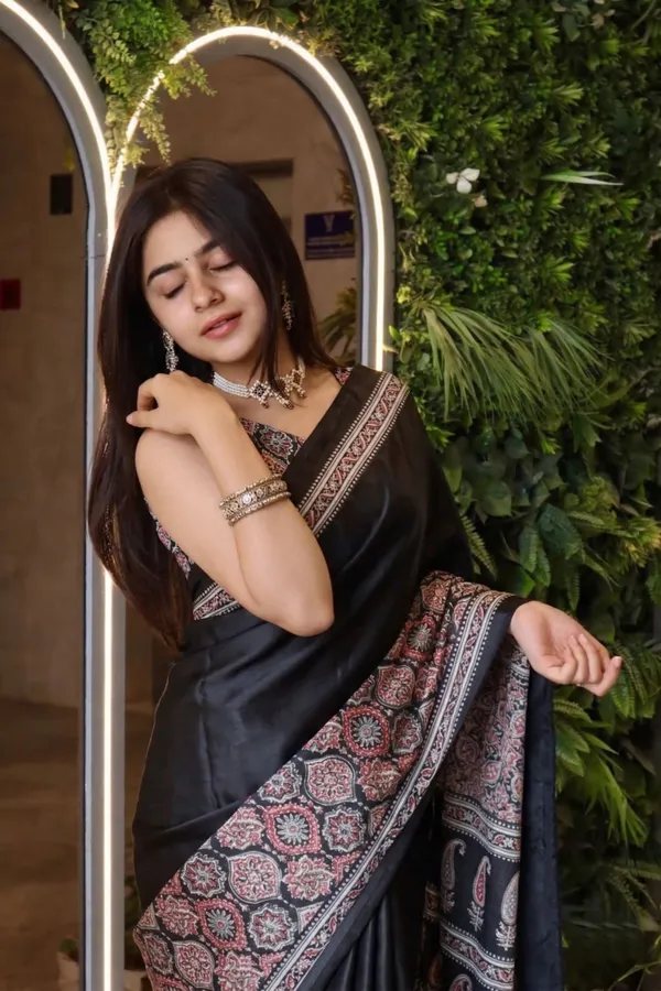 Black_Crepe_Printed_Saree_For_Women