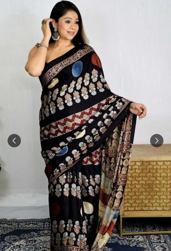 Black_Crepe_Printed_And_Floral_Print_And_Geometric_Print_Saree_For_Women