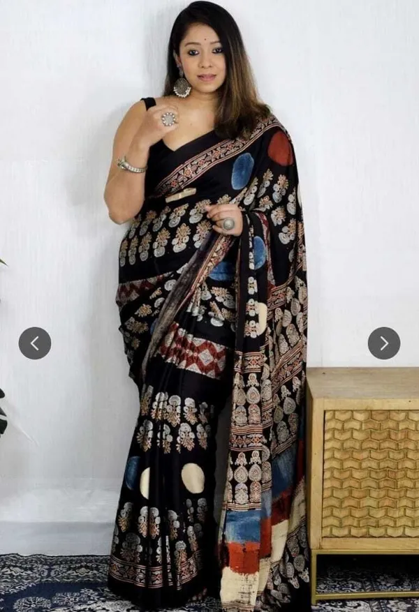 Black_Crepe_Printed_And_Floral_Print_And_Geometric_Print_Saree_For_Women