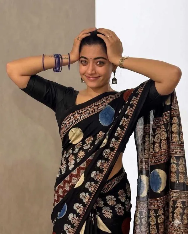 Black_Crepe_Printed_And_Geometric_Print_Saree_For_Women