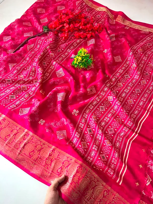 Striped,_Woven_Assam_Silk_Cotton_Blend_Saree_(Pink)