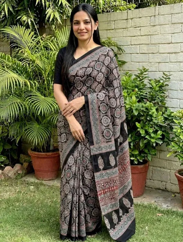 Black_Crepe_Printed_And_Floral_Print_And_Geometric_Print_Saree_For_Women