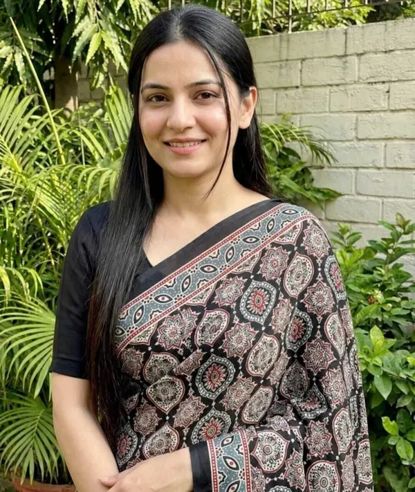Black_Crepe_Printed_And_Floral_Print_And_Geometric_Print_Saree_For_Women