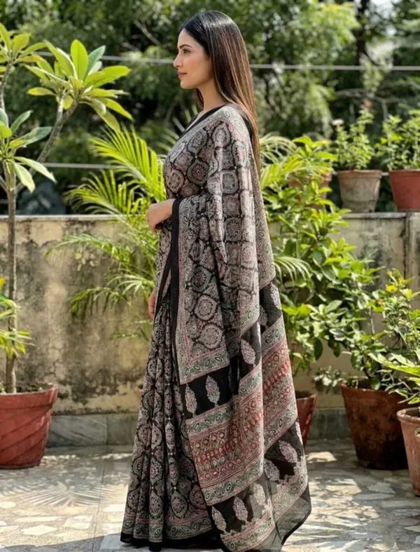 Black_Crepe_Printed_And_Floral_Print_And_Geometric_Print_Saree_For_Women