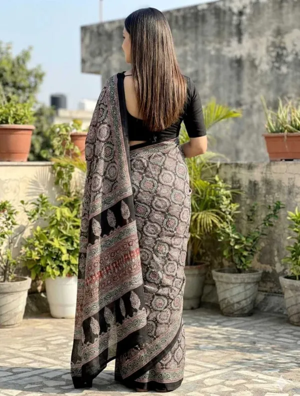 Black_Crepe_Printed_And_Floral_Print_And_Geometric_Print_Saree_For_Women