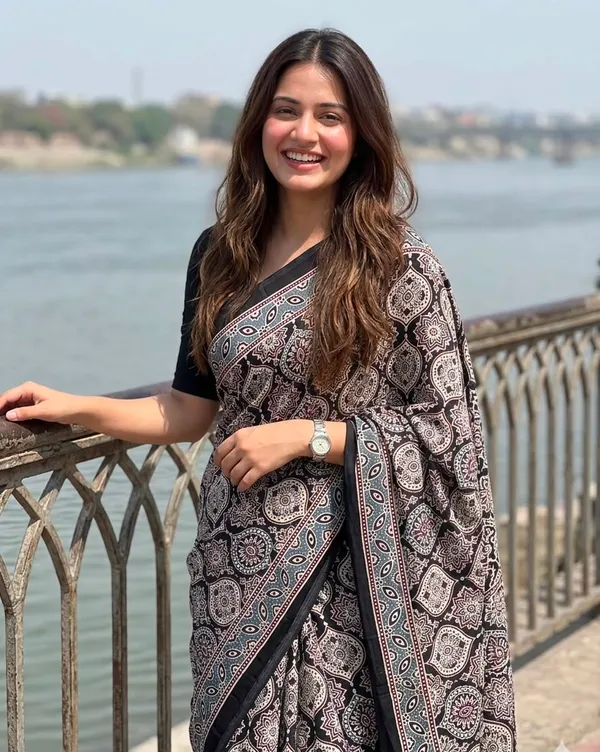Printed,_Blocked_Printed,_Floral_Print_Crepe_Silk_Saree_(Black)