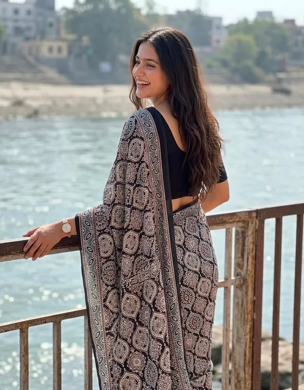Printed,_Blocked_Printed,_Floral_Print_Crepe_Silk_Saree_(Black)