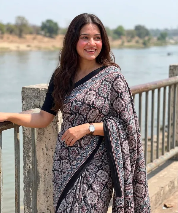 Printed,_Blocked_Printed,_Floral_Print_Crepe_Silk_Saree_(Black)