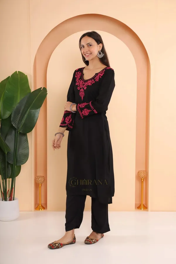 Ishq_Modal_2_Pc_Black_Chikankari_Kurta_Set_In_Pink_Thread