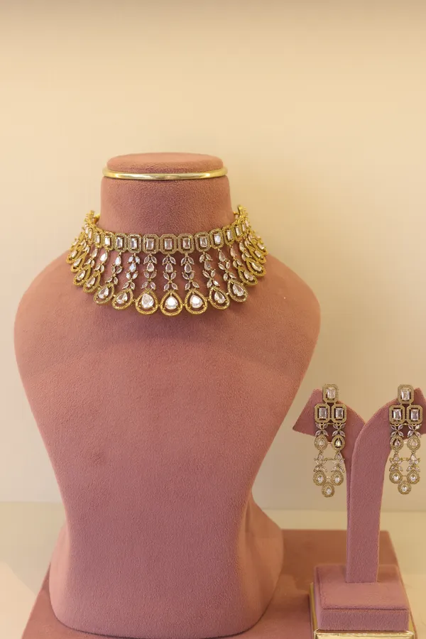 Gold-Toned_Stone-Studded_Choker_Necklace_Set_for_Women