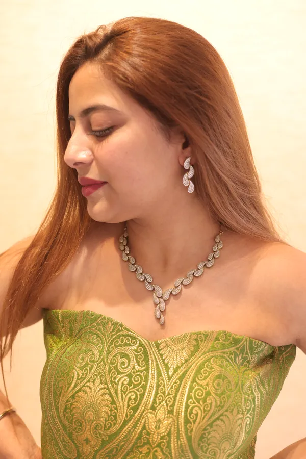 Leaf_Design_Necklace_And_Earrings_Set_for_Women