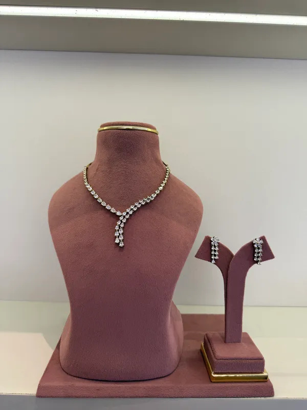 sleek_necklace_set_for_Women_with_earrings