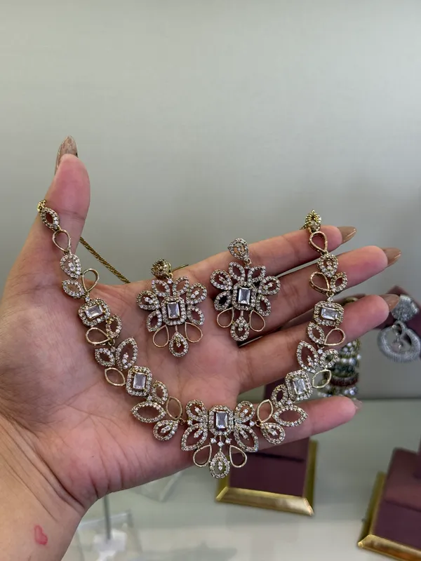 Gold_Tone_Floral_Stone_Jewellery_Set_for_Women