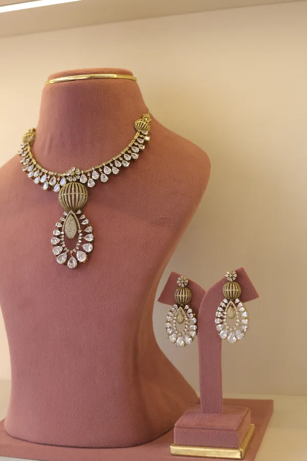 Gold_Tone_Kundan_Style_Jewellery_Set_for_Women