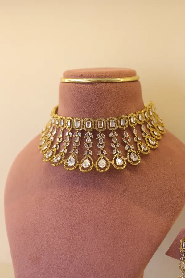 Gold-Toned_Stone-Studded_Choker_Necklace_Set_for_Women