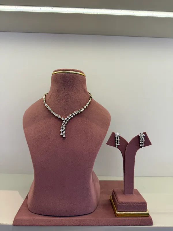 sleek_necklace_set_for_Women_with_earrings