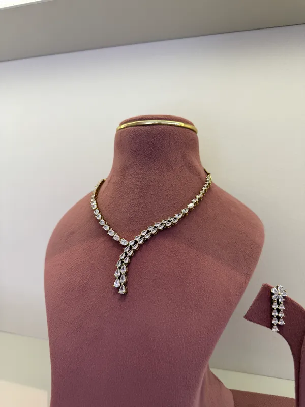 sleek_necklace_set_for_Women_with_earrings