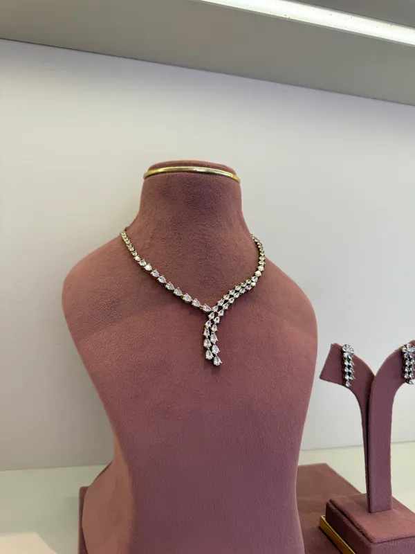 sleek_necklace_set_for_Women_with_earrings
