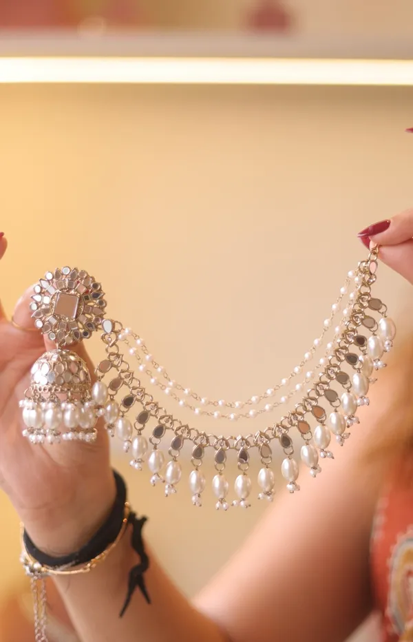 Pearl_Kaan_Chain_earrings_with_maang_tika