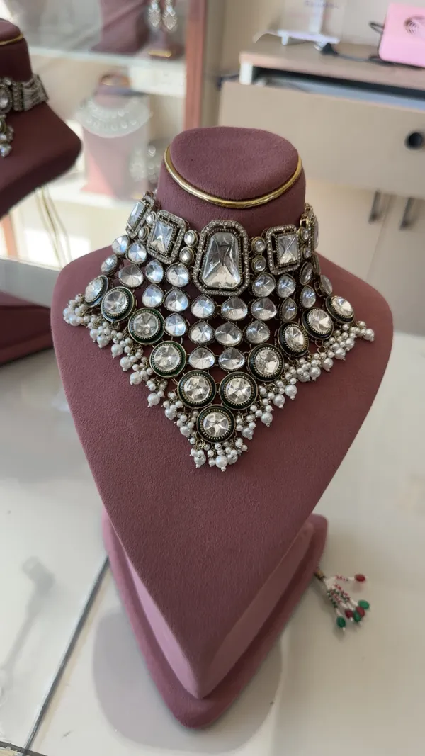 Silver_Tone_Kundan_Style_Statement_Necklace_for_Women
