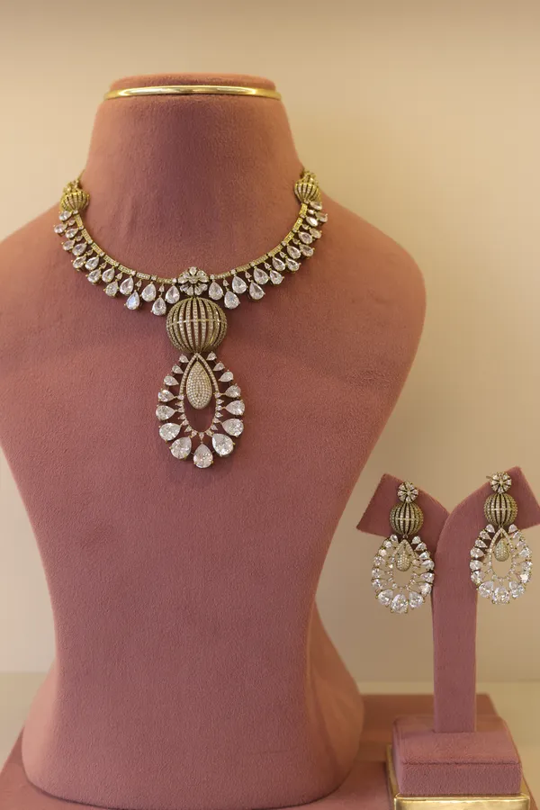 Gold_Tone_Kundan_Style_Jewellery_Set_for_Women