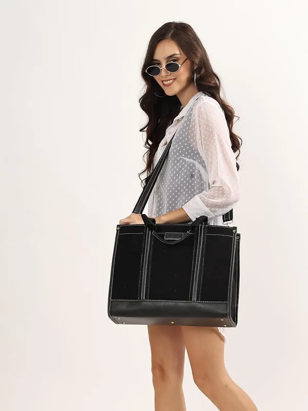 Black_Canvas_Premium_Laptop_Tote_Bag_For_Women