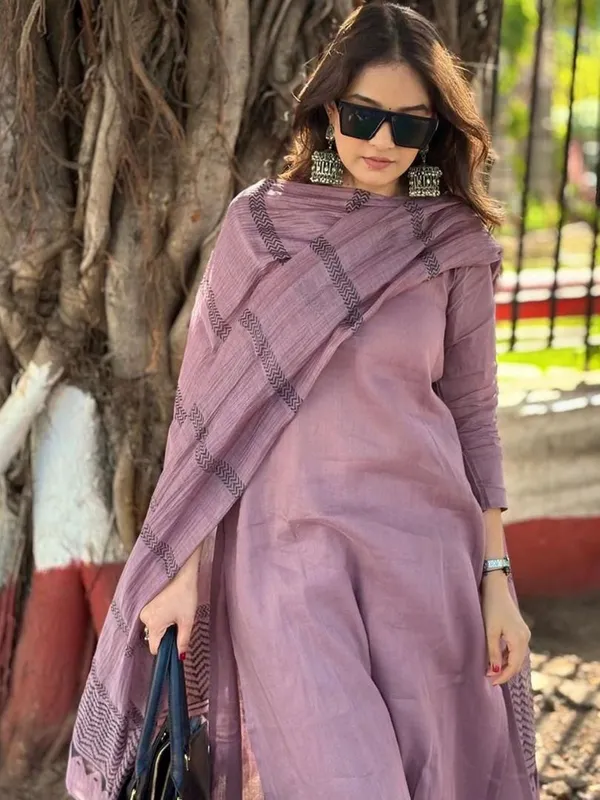 Drishti_Fashion_Solid_Kurta,_Salwar_&_Dupatta_Set_()