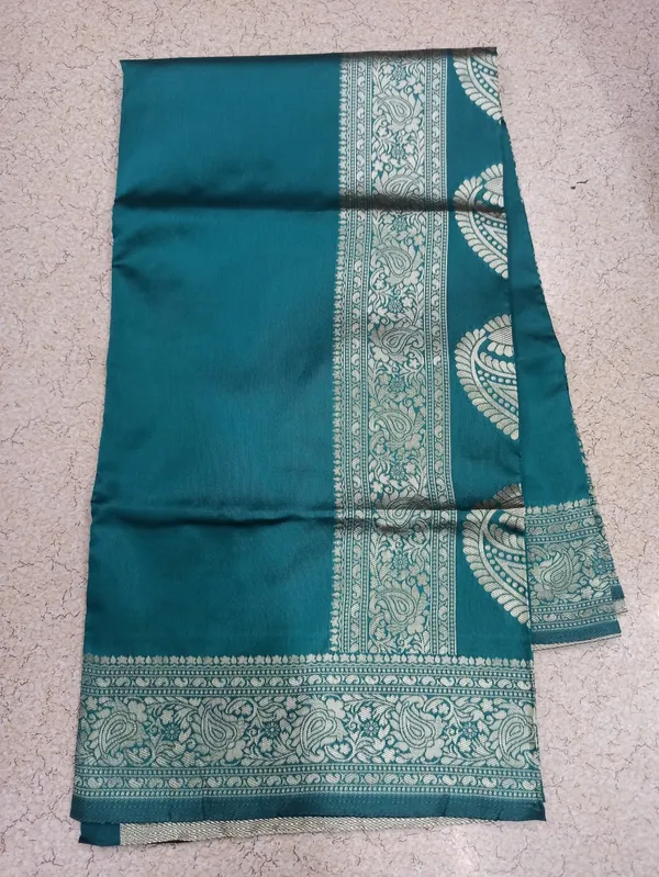 Emerald_Green_Kanjivaram_Style_Silk_Saree_with_Rich_Gold_Zari_Border