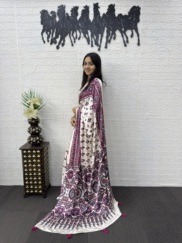 Womens_Elegant_White_Printed_Cotton_Blend_Saree_With_Tassels