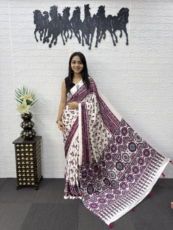 Womens_Elegant_White_Printed_Cotton_Blend_Saree_With_Tassels