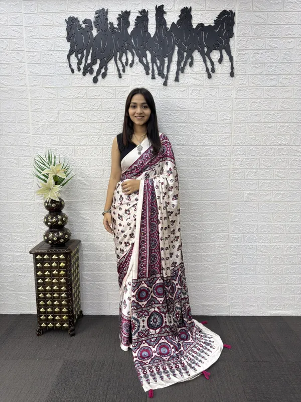 Womens_Elegant_White_Printed_Cotton_Blend_Saree_With_Tassels
