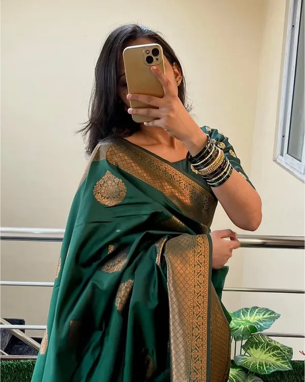 Womens_Premium_Banarasi_Silk_Blend_Woven_Saree_With_Rich_Pallu