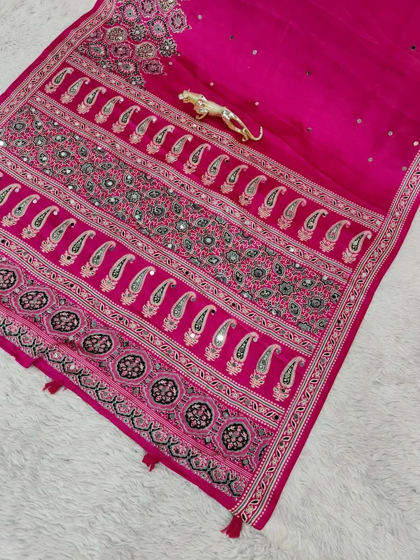 Women’s_Rani_Pink_Printed_Designer_Saree_with_Traditional_Paisley_Border