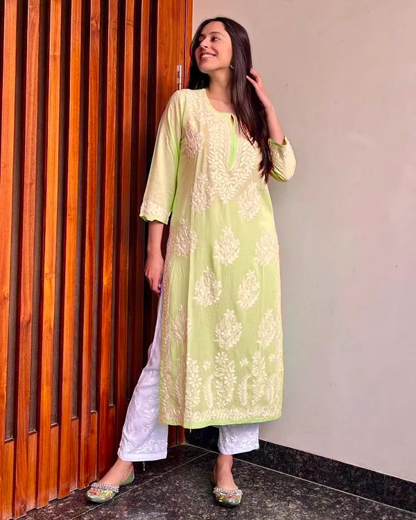 Exclusive_Kurti_Pent_Pair_Set_with_Embroidery_Work