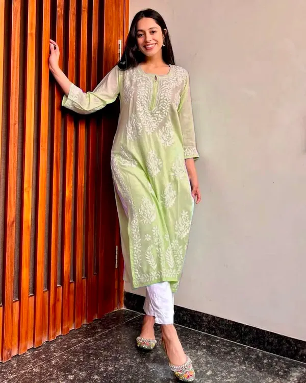 Exclusive_Kurti_Pent_Pair_Set_with_Embroidery_Work