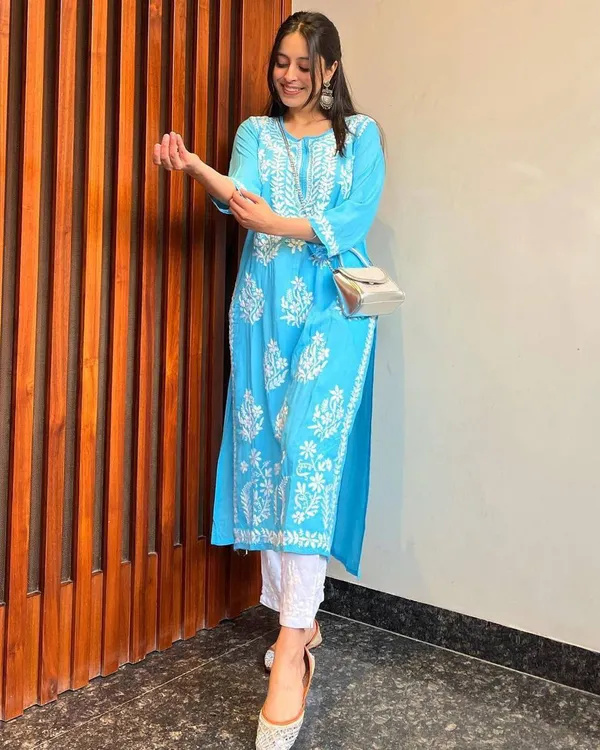 Exclusive_Kurti_Pent_Pair_Set_with_Embroidery_Work