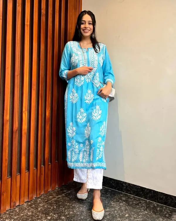 Exclusive_Kurti_Pent_Pair_Set_with_Embroidery_Work