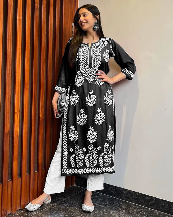 Exclusive_Kurti_Pent_Pair_Set_with_Embroidery_Work