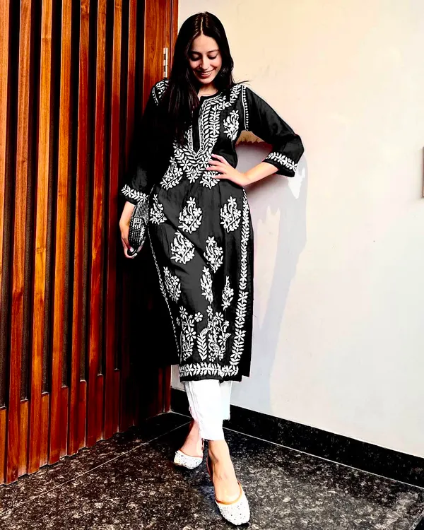 Exclusive_Kurti_Pent_Pair_Set_with_Embroidery_Work