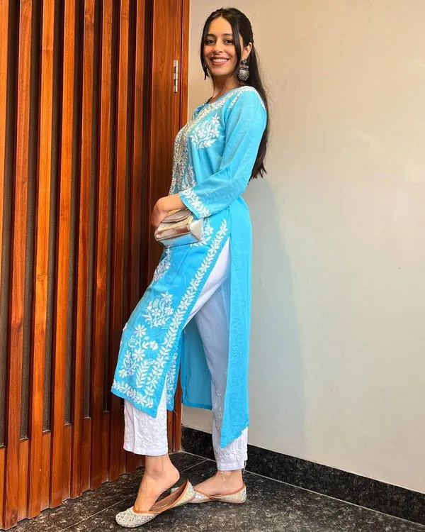 Exclusive_Kurti_Pent_Pair_Set_with_Embroidery_Work