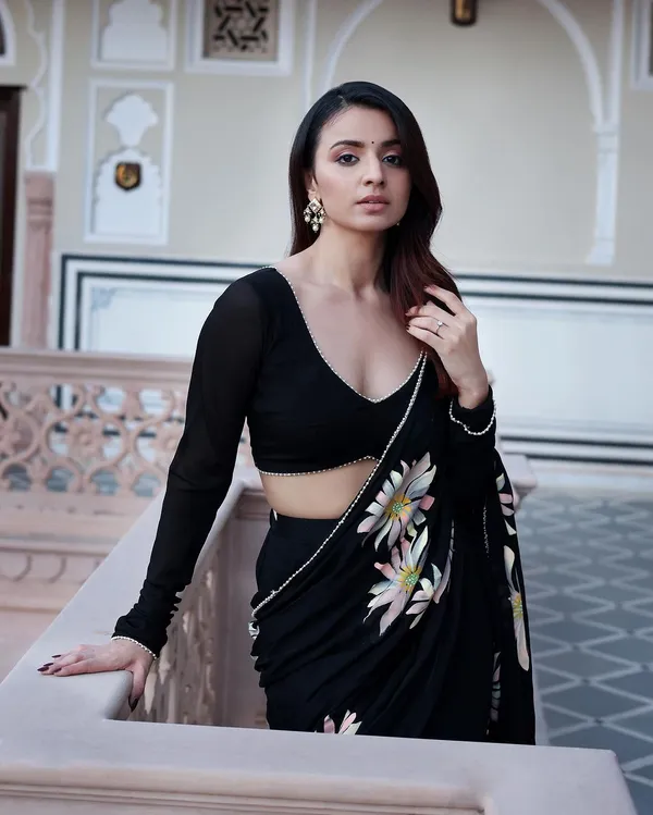 Faux_Georgette_Ruffle_Ready_to_Wear_Saree_with_Blouse