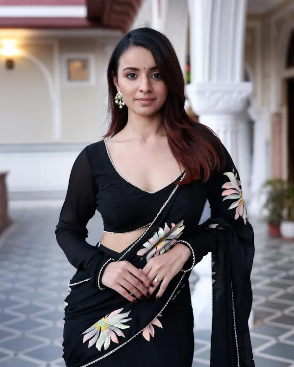 Faux_Georgette_Ruffle_Ready_to_Wear_Saree_with_Blouse