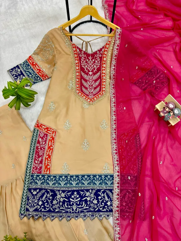 Heavy_3_Pieces_Suit_Pair_with_Embroidery_Work_&_Fancy_Lace
